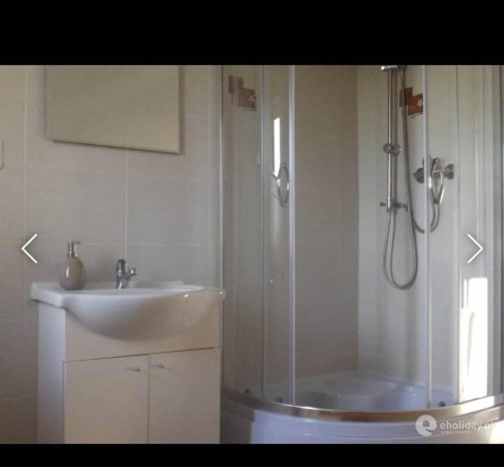 a bathroom with a shower and a sink at Studio Rodzinne ZACISZE in Mikołajki