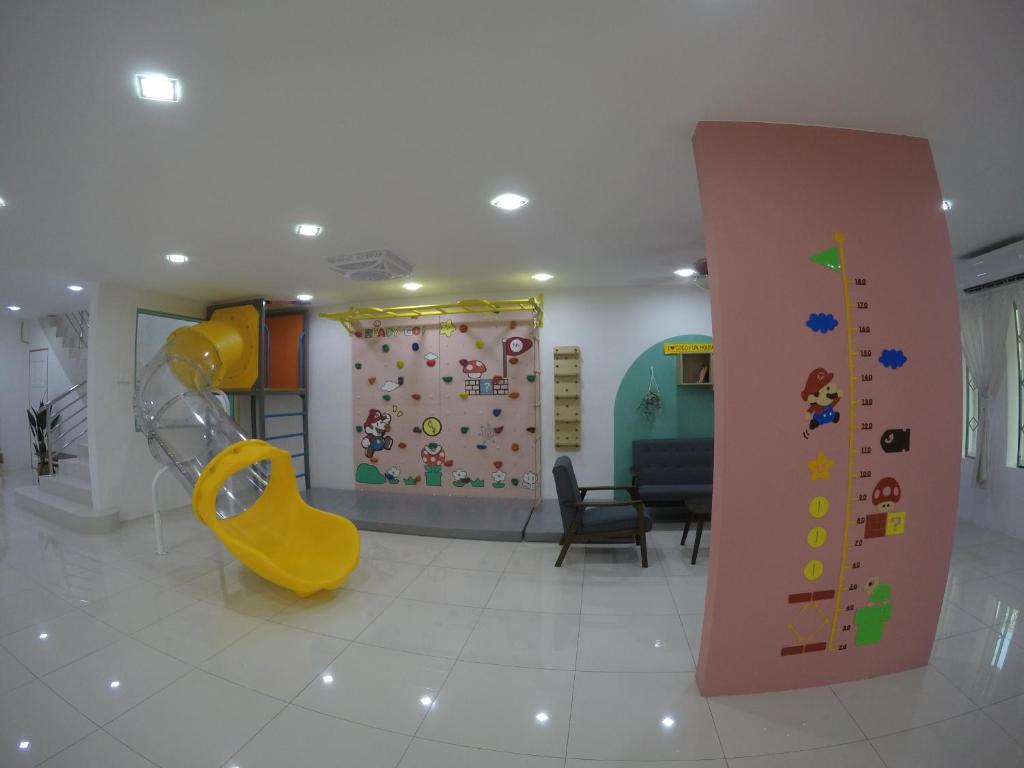 - une salle pour enfants avec un toboggan et un mur d'escalade dans l'établissement CoCo Fun House Kemaman with Pool and Bathtub, à Kampong Gong Pauh