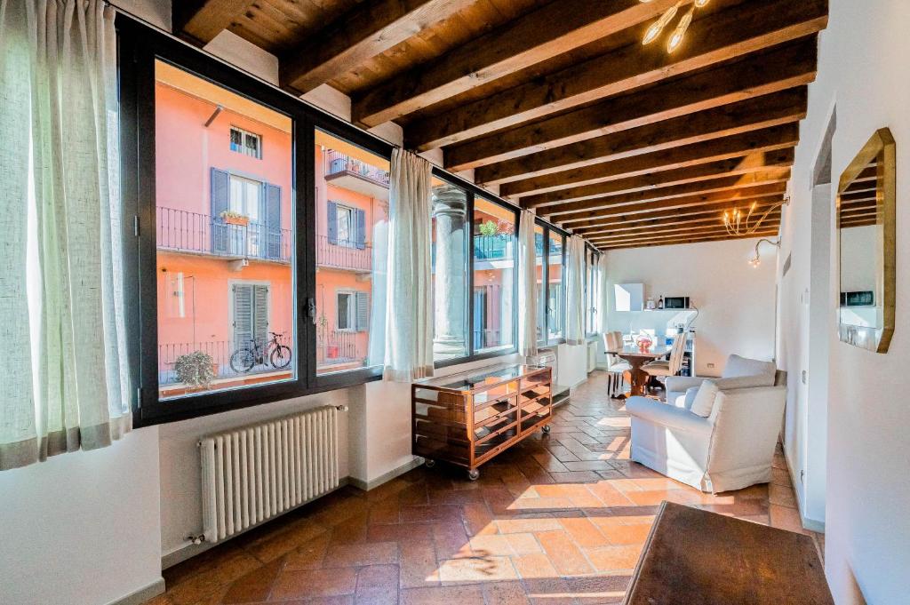 a living room with large windows and a couch at Casa Viola in Bergamo