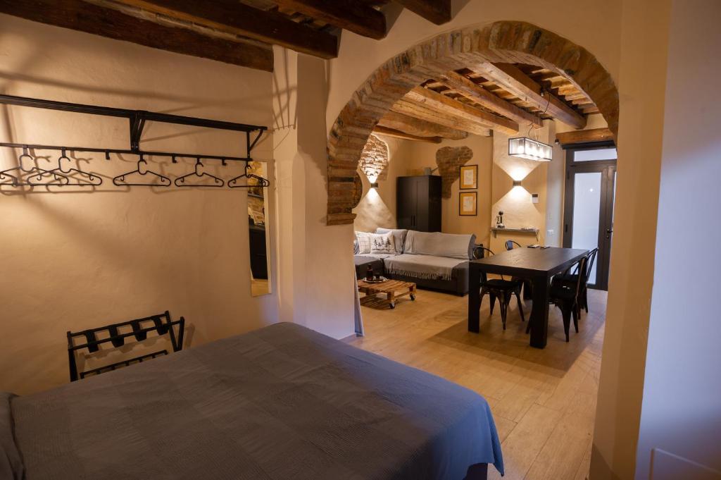 uma sala de estar com uma mesa e uma sala de jantar em Appartamenti le Scalette G e D em Osimo