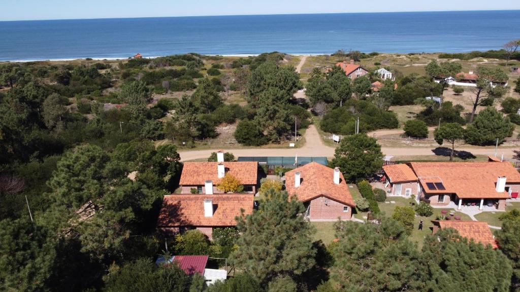 uma vista aérea de uma casa com o oceano ao fundo em Casa Picaflor UY em Jaureguiberry