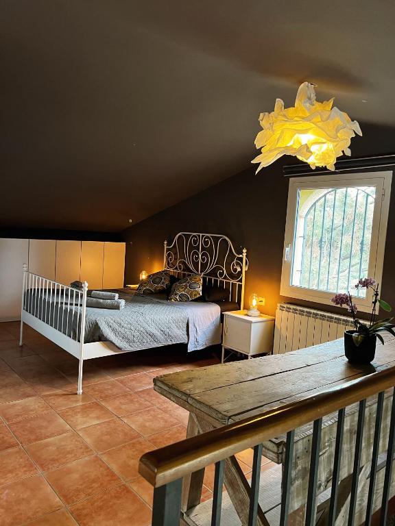 Posteľ alebo postele v izbe v ubytovaní Costa Brava quiet Villa with private pool and jacuzzi