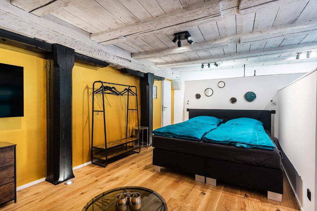 ein Schlafzimmer mit einem Bett in einem Zimmer mit gelben Wänden in der Unterkunft Goldliebe in Konstanz
