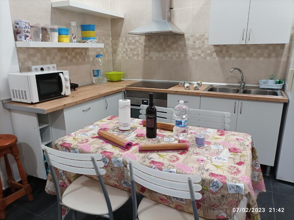una cocina con mesa y mantel. en Casa La Isleta, playa Las Canteras, puerto y tranquilidad, en Las Palmas de Gran Canaria