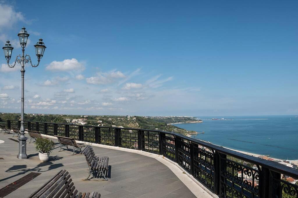d'un balcon avec bancs et vue sur l'océan. dans l'établissement A Casa di Era civico 9, San Vito Chietino, à San Vito Chietino