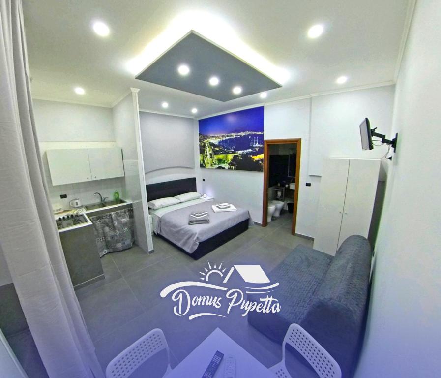 een hotelkamer met een bed en een keuken bij Domus Pupetta in Napels