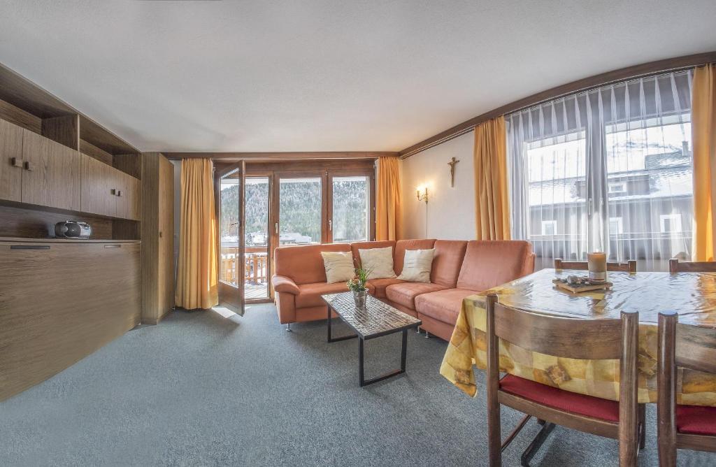 a living room with a couch and a table at Apartments Bergrose in Saas-Fee