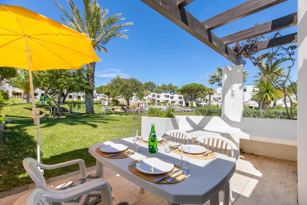 Zahrada ubytování Balaia Golf Poolside Retreat - Superior 2 bed villa