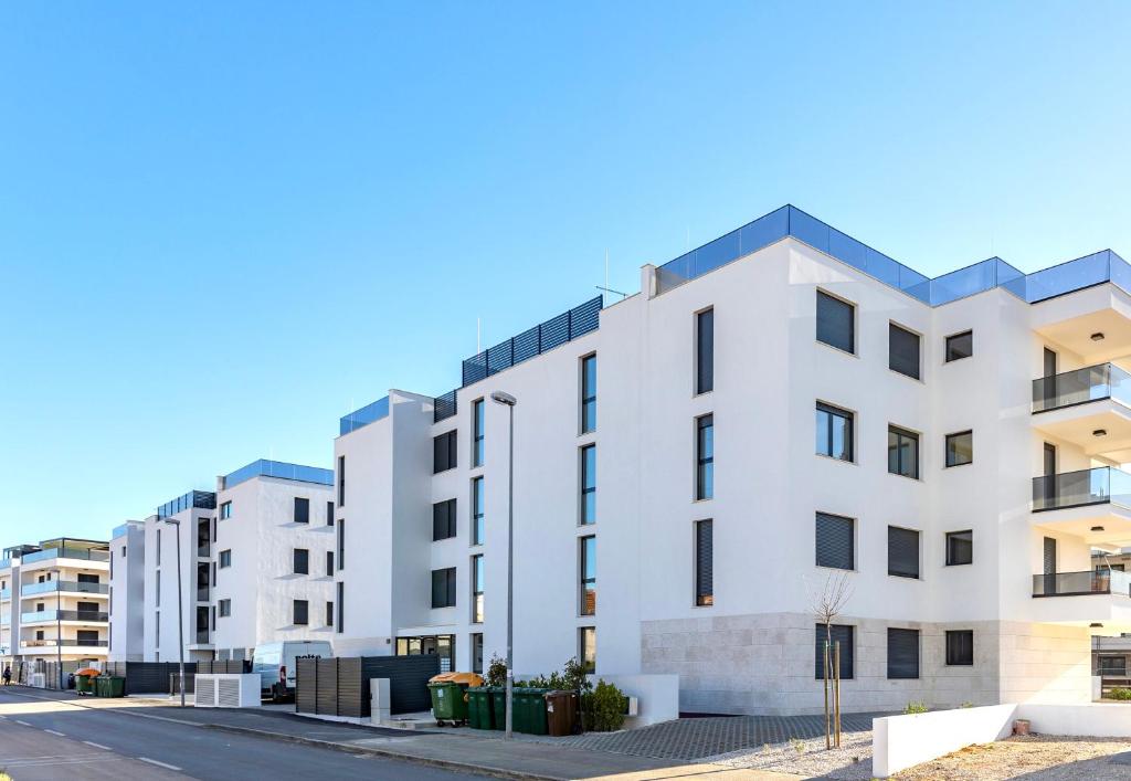 What amenities does a luxury apartment near Albufeira town offer? - Luxury Apartment With Modern Amenities