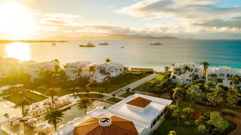 una vista aérea de un complejo cerca del océano en Aurora Anguilla Resort & Golf Club en Ebenezer