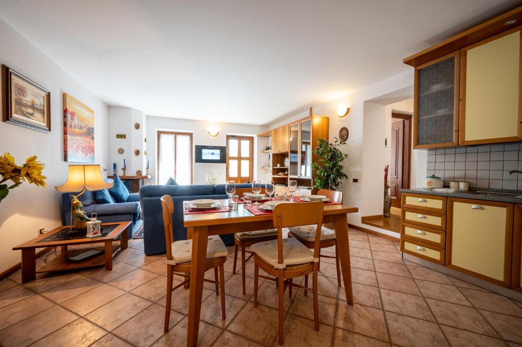 Posezení v ubytování Apartment with bicycle storage in Dongo - Larihome A24