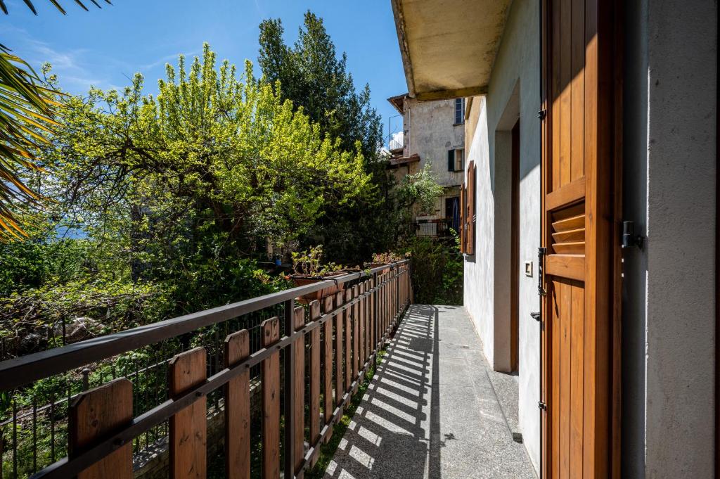 Balkón nebo terasa v ubytování Apartment with bicycle storage in Dongo - Larihome A24