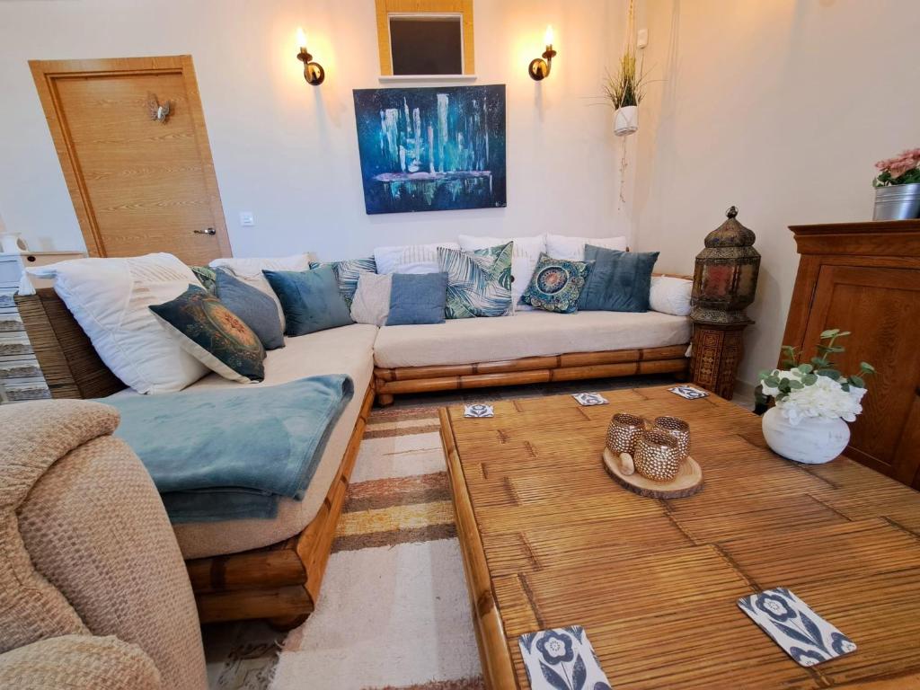 un soggiorno con divano e tavolino da caffè di Casa de los Suenos Granada 
