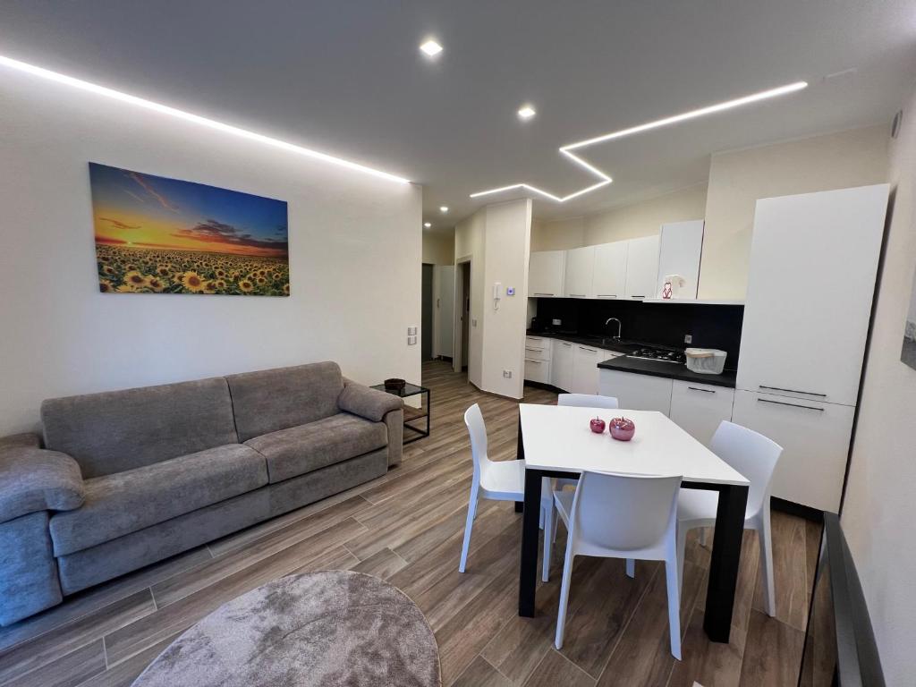 Appartamento Lago في Ponte Caffaro: غرفة معيشة مع أريكة وطاولة