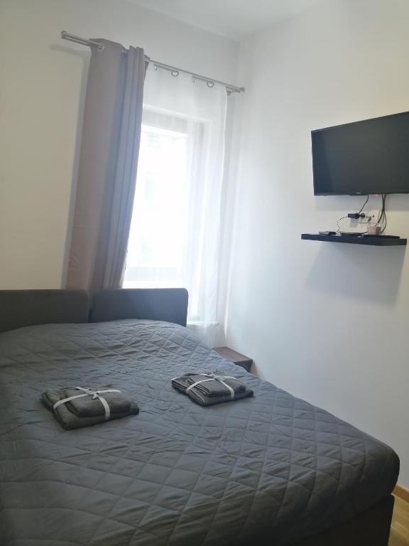 een bed met twee slippers in een slaapkamer bij Divčinova1 Reset A2 in Divčibare
