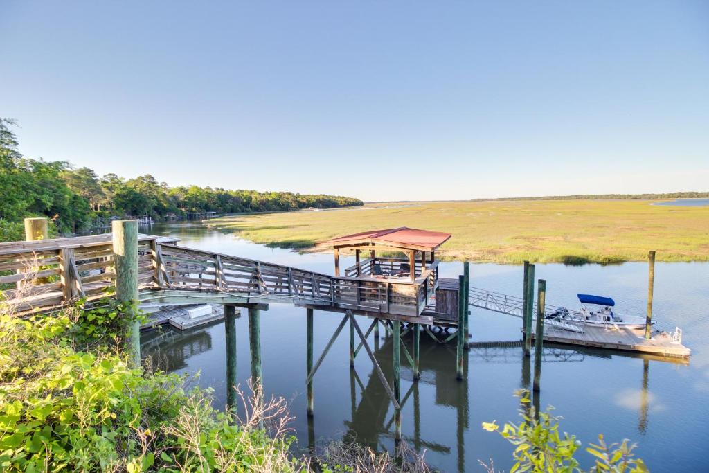 Waterfront Baisdens Bluff Home with Dock and Views!, Eulonia (updated