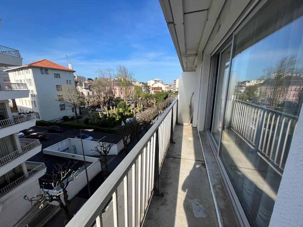 Photo de la galerie de l'établissement Appartement T4 avec Parking, Balcon et Proche Commerces à Biarritz - FR-1-239-921, à Biarritz