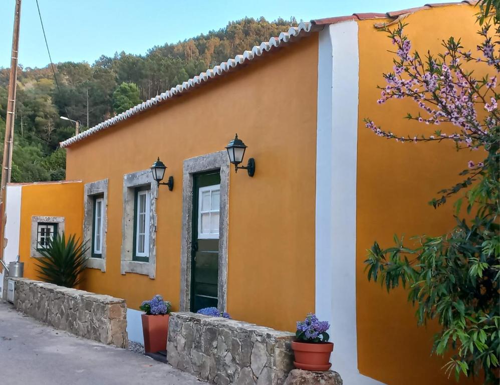 Vacation Home Casa do Ti'Manel, Colares, Portugal - Booking.com