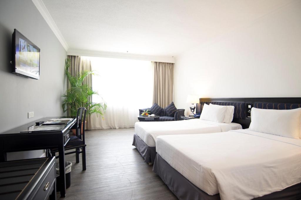 Postel nebo postele na pokoji v ubytování Bayview Hotel Melaka