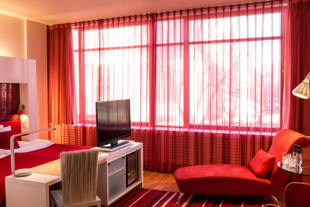 TV a/nebo společenská místnost v ubytování ProfilHotels Savoy