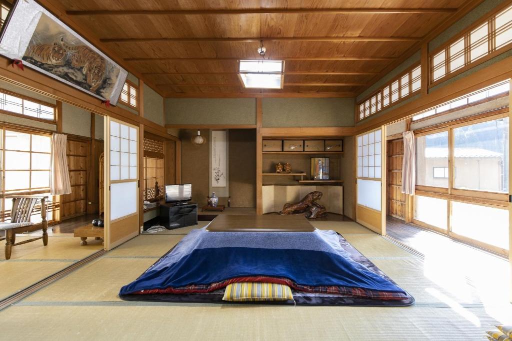 Una habitación con una cama grande en el medio. en Ichimaru Ryokan - Vacation STAY 35990v, en Tenkawa