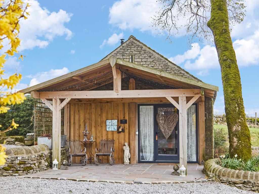 Ce cottage dispose d'une terrasse couverte avec 2 chaises. dans l'établissement Love Nest, à Bakewell