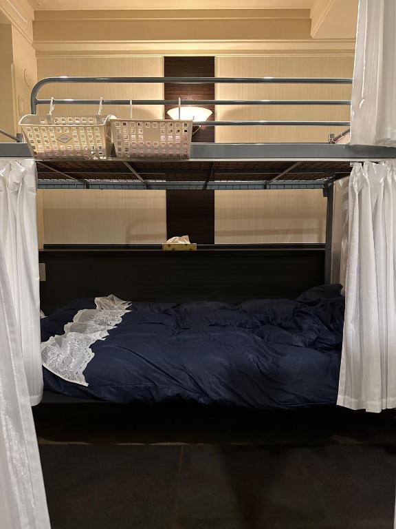 a bunk bed in a room with a bedutenewayangering at Guest House Tosa Otesujihana - Vacation STAY 14370 in Kochi