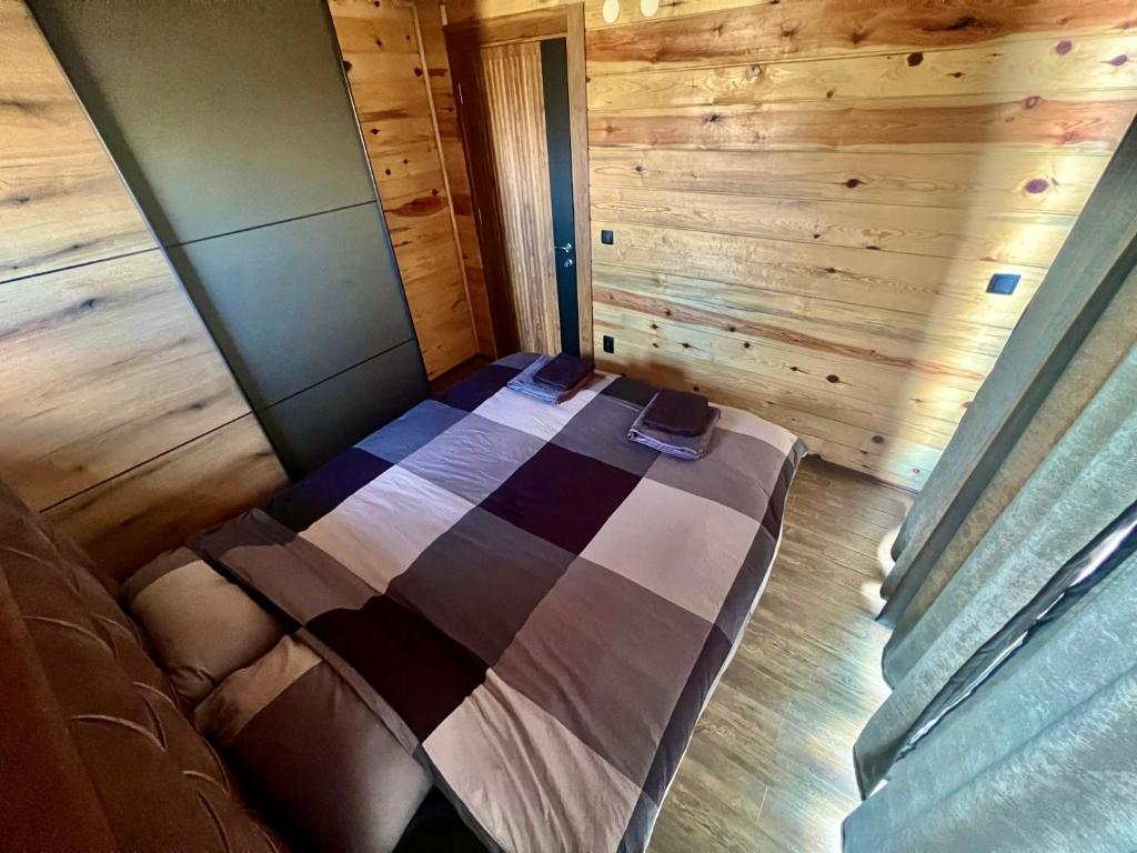 Giường trong phòng chung tại LUX PINE house