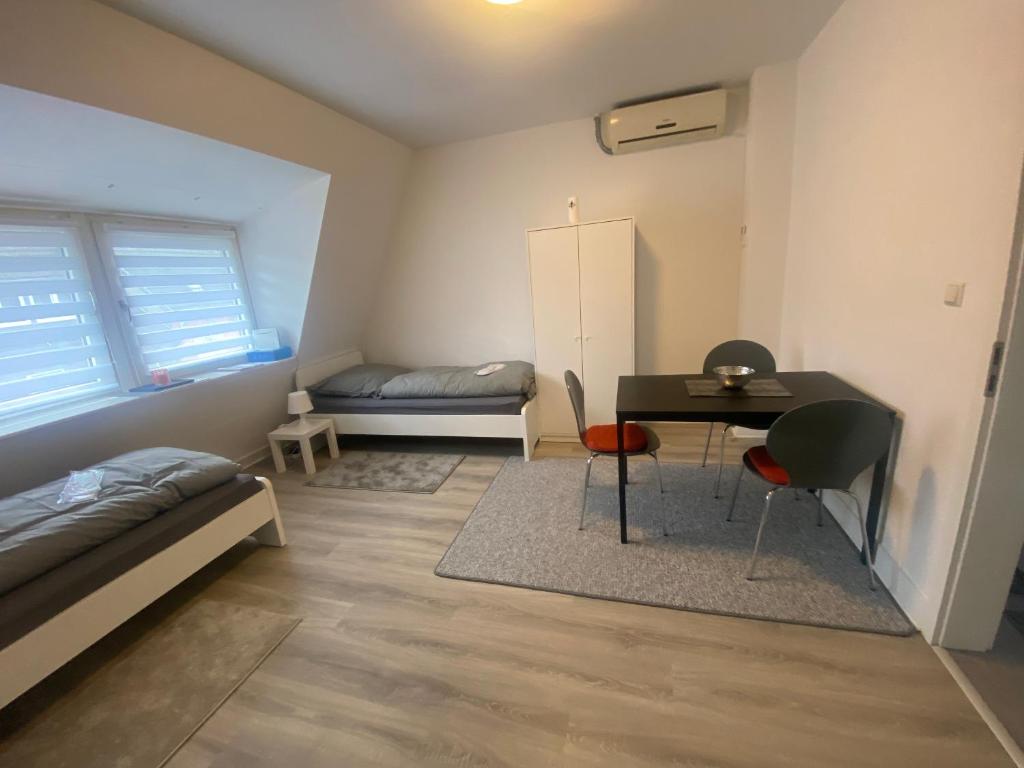 a bedroom with a desk and a bed and a table at 2 Zimmer,Apartment,Monteur,Netflix,Prima in Krefeld