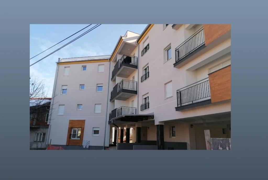 un edificio con balcones en un lateral en Apartmani S - DSN, en Kraljevo