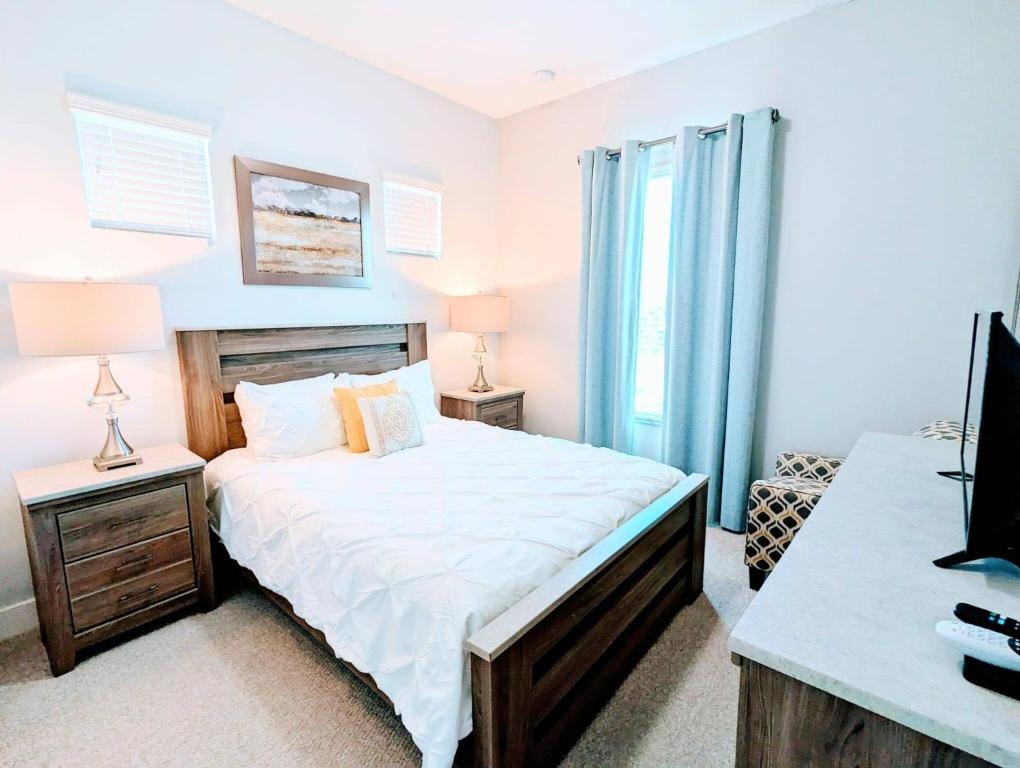 1 dormitorio con 1 cama y escritorio con TV en 5 Suites DREAM House 5 min to Disney en Orlando