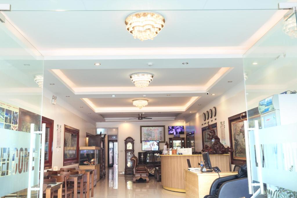 een lobby van een gebouw met een kroonluchter bij Luxury Airport Hotel Travel in Noi Bai