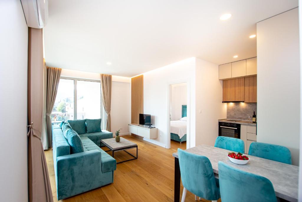 sala de estar con sofá azul y mesa en Aura Tower aparments by In Property, en Rafailovici