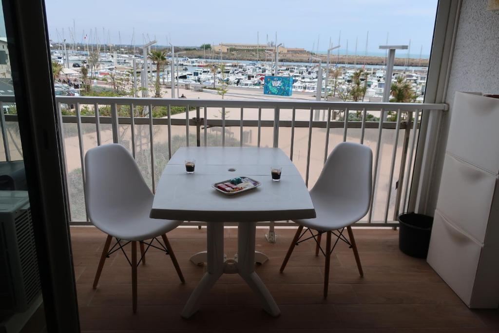 Balkón alebo terasa v ubytovaní Studio Valras vue Port et Mer Wi-Fi gratuit