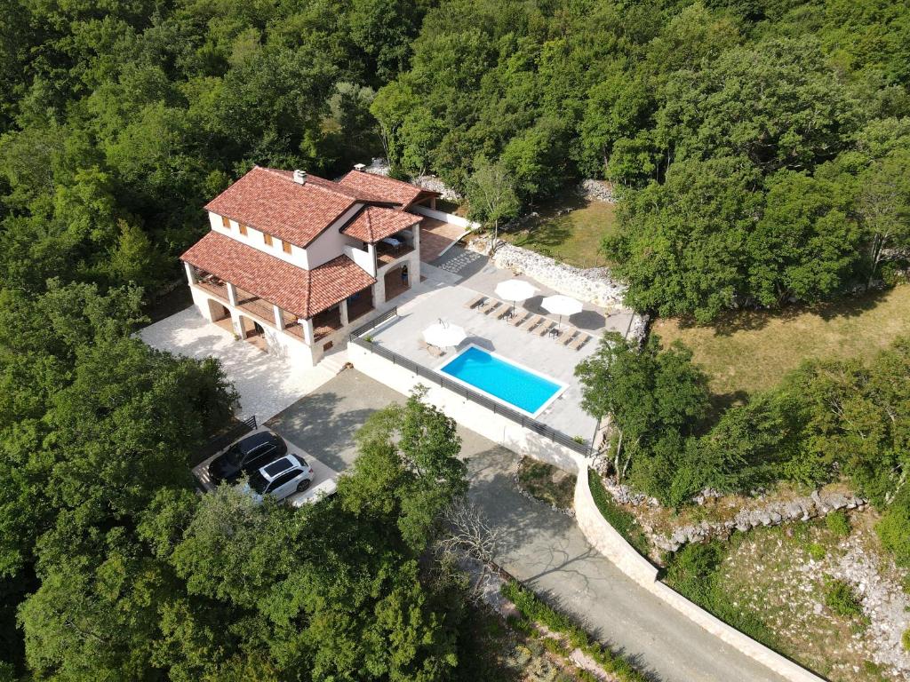 Et luftfoto af Amazing 4 bedroom villa with Swimming pool and WIFI, family frendly