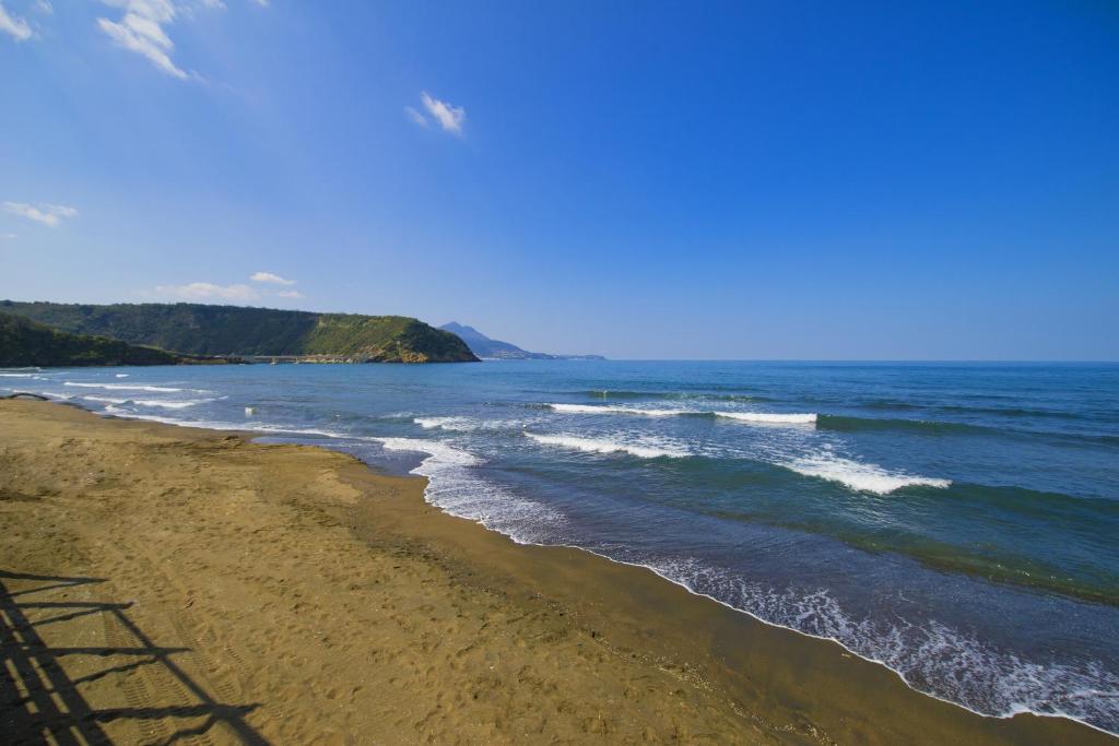 una playa con el océano y la costa en La Capannina, en Procida