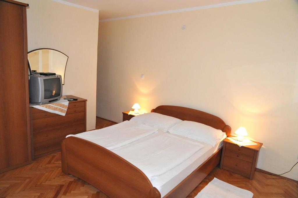 Кровать или кровати в номере Apartments Stare Brajde
