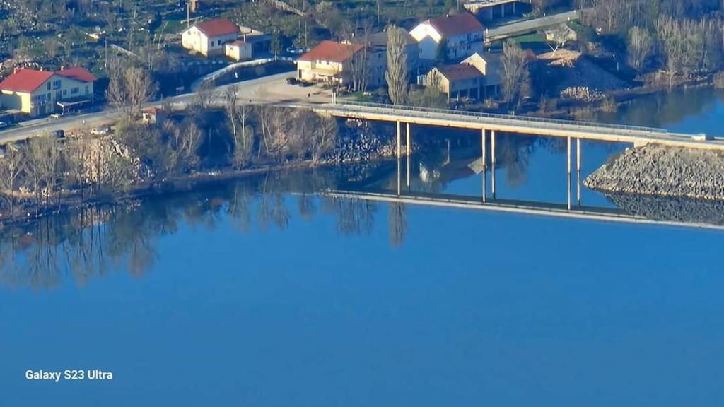 בריכת השחייה שנמצאת ב-Prenoćište Most Šljuka d o o או באזור