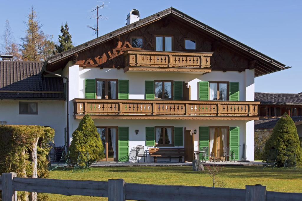ein großes Haus mit Balkon darüber in der Unterkunft Ferienwohnungen Alpenblick Tilly in Krün