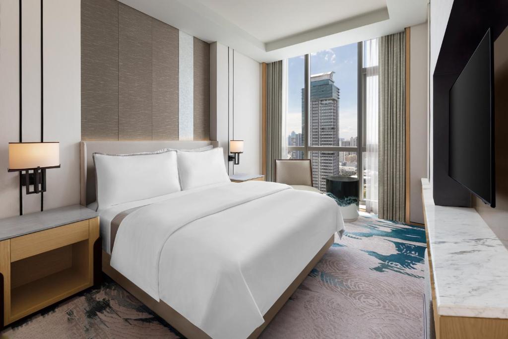 Postel nebo postele na pokoji v ubytování The Westin Manila