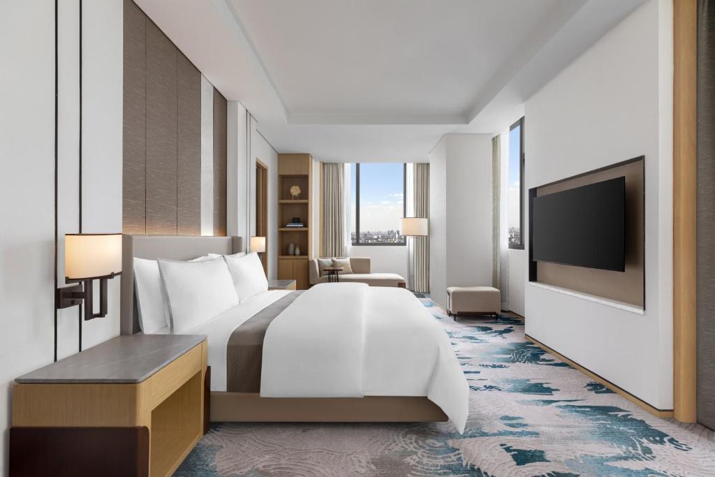 Postel nebo postele na pokoji v ubytování The Westin Manila