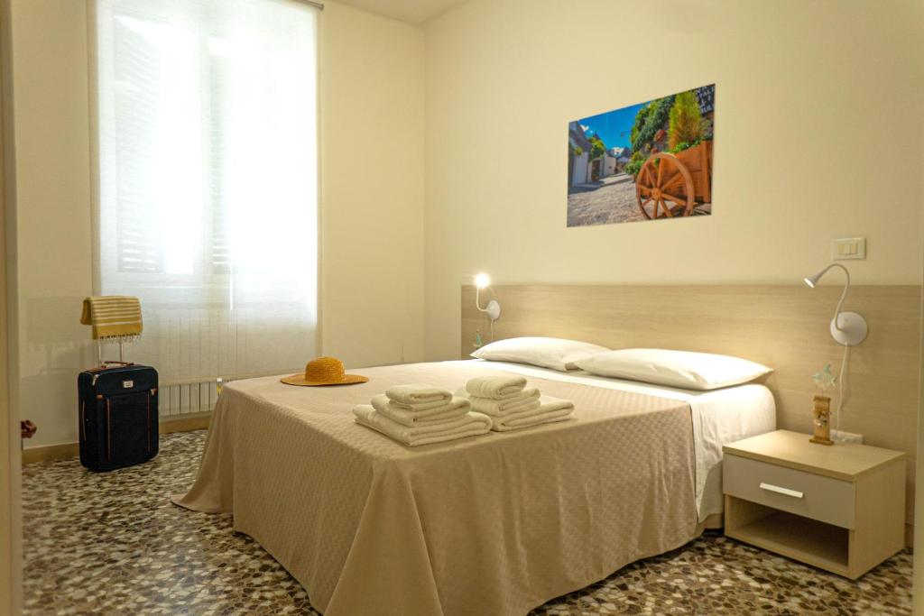 - une chambre avec un lit et des serviettes dans l'établissement CityFlat Guest House, à Bari