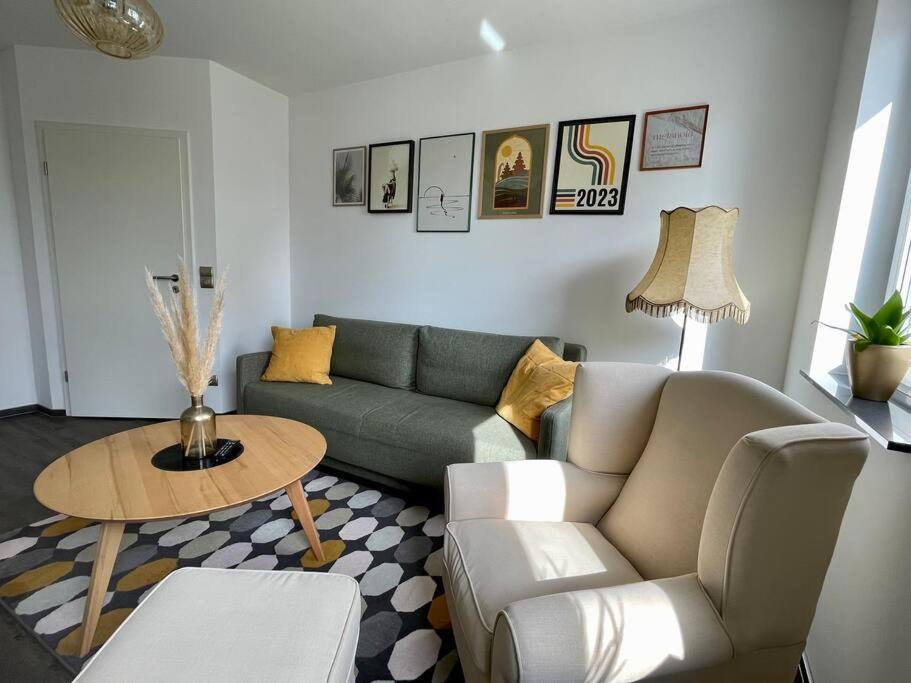 un soggiorno con divano e tavolo di Appartement W@llstreet a Nordhausen