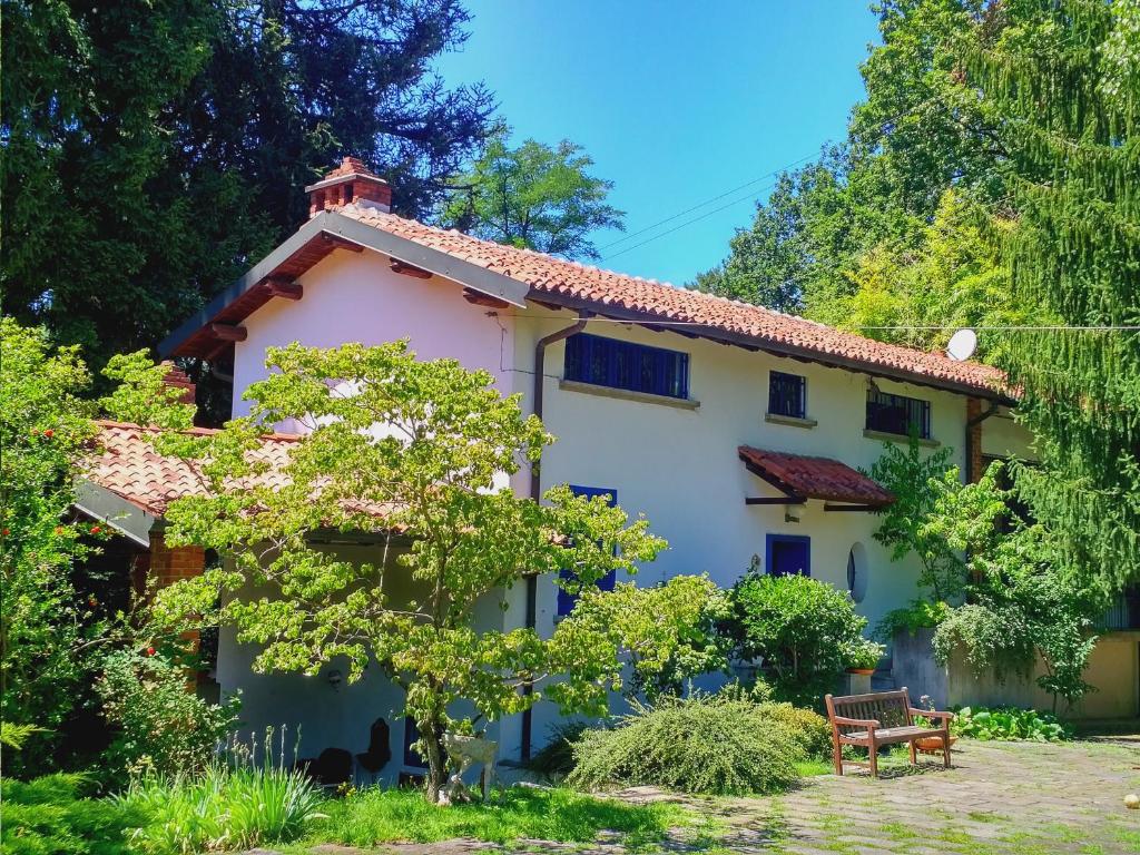 uma casa branca com um telhado vermelho em Villa with private pool and garden em Tradate