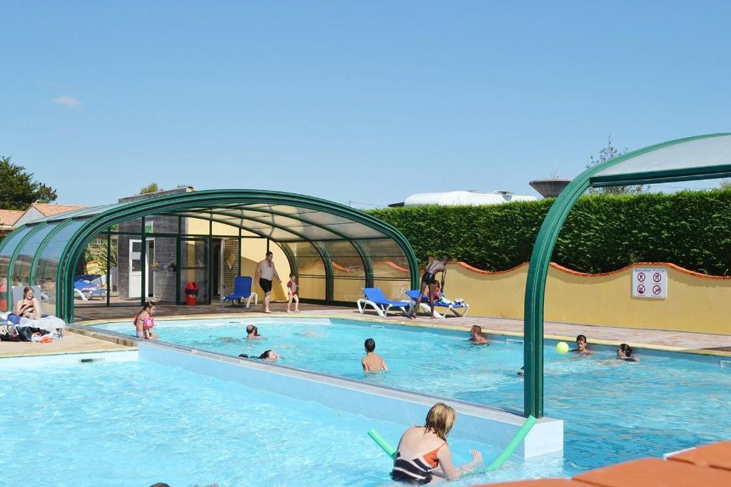 Basen w obiekcie Camping Bretignolles-sur-Mer lub w pobliżu
