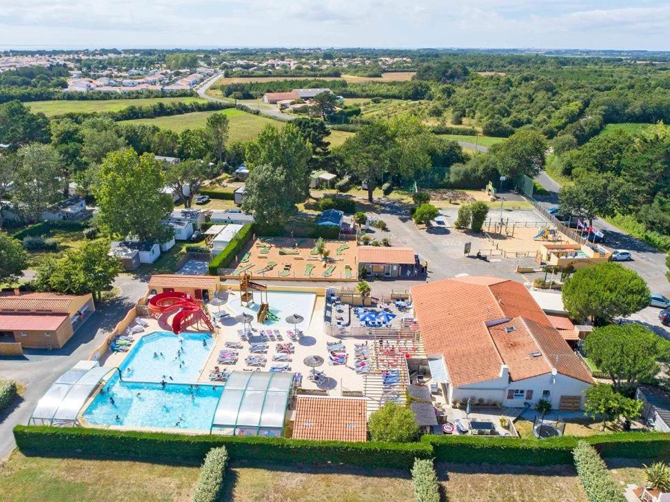 widok z powietrza na basen w ośrodku w obiekcie Camping Bretignolles-sur-Mer w mieście Brétignolles-sur-Mer