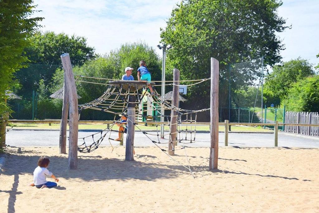 Plac zabaw dla dzieci w obiekcie Camping Bretignolles-sur-Mer