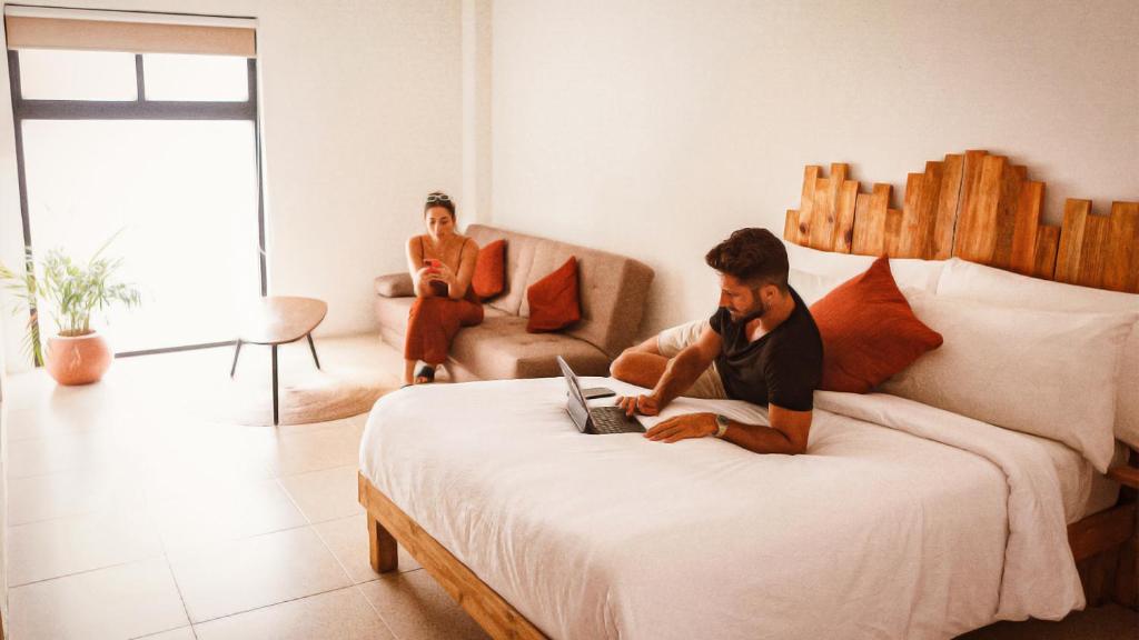 Postel nebo postele na pokoji v ubytování Nomads Hotel & Rooftop Pool Cancun