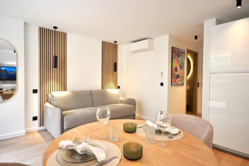 uma sala de estar com uma mesa e um sofá em MONACO # MENTON - POOL - PRIVATE PARKING - CLIM - FULL RENOVATED - Beach & Sun - em Roquebrune-Cap-Martin