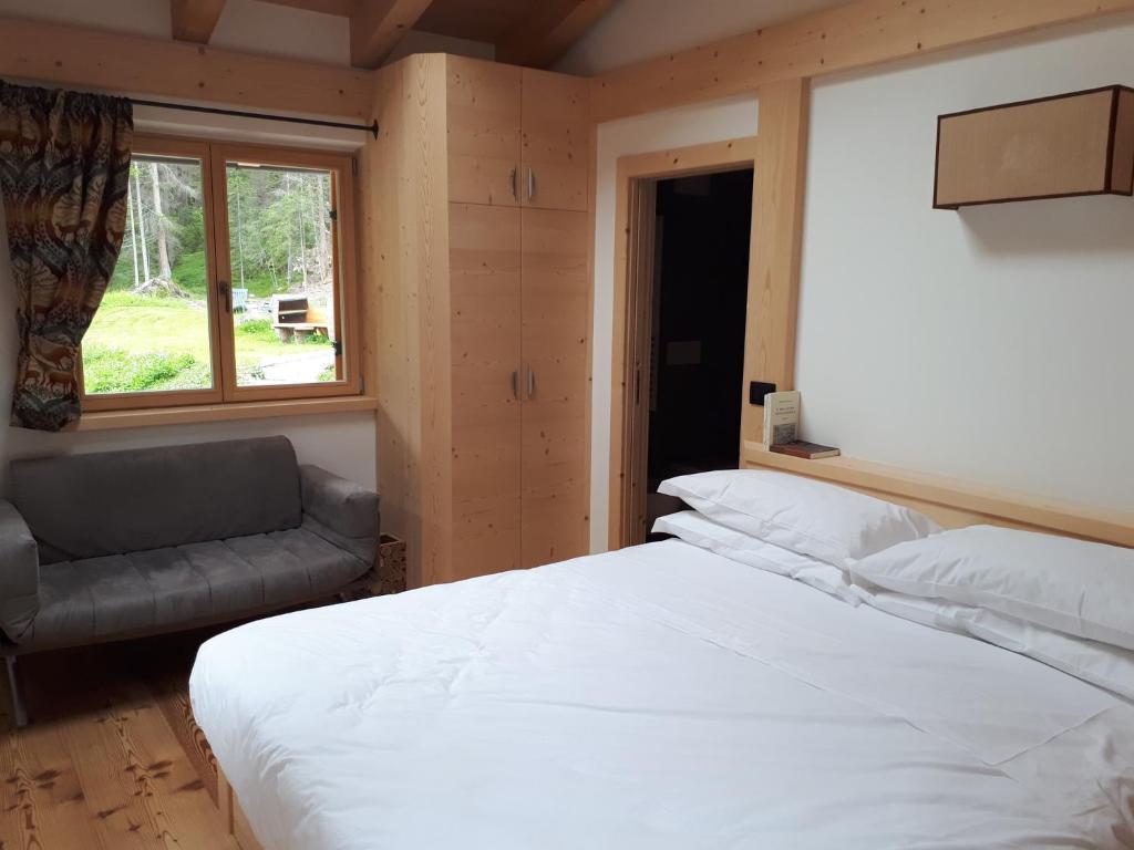 Postel nebo postele na pokoji v ubytování Rifugio Lago D'Ajal